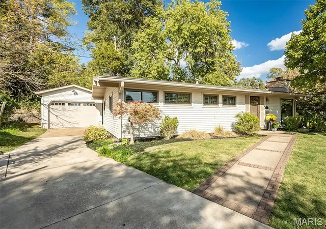Photo 3 of Sale Pending at 1654 Liggett Ct, Saint Louis, MO 63126 | MLS# MIS26058326 | Listing updated on 2026-10-19