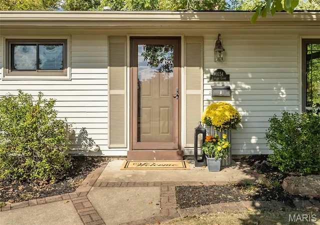 Photo 3 of Sale Pending at 1654 Liggett Ct, Saint Louis, MO 63126 | MLS# MIS26058326 | Listing updated on 2026-10-19