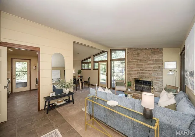 Photo 4 of Sale Pending at 1654 Liggett Ct, Saint Louis, MO 63126 | MLS# MIS26058326 | Listing updated on 2026-10-19