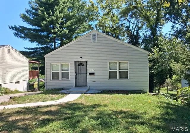 Photo 1 of Sale Pending at 512 Coppinger Dr, Saint Louis, MO 63135 | MLS# MIS26058330 | Listing updated on 2026-09-13