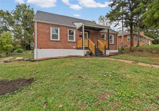 Photo 3 of Sale Pending at 107 Woodstock Rd, Saint Louis, MO 63135 | MLS# MIS26058331 | Listing updated on 2026-10-20