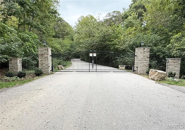 Photo 2 of Single family home for sale at 3406 Bluffs Dr, Eureka, MO 63025 | MLS# MIS26058362 | Listing updated on 2026-10-05