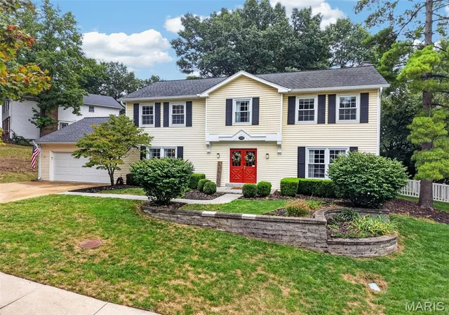 Photo 2 of Sale Pending at 14980 Claymont Ests Dr, Chesterfield, MO 63017 | MLS# MIS26058381 | Listing updated on 2026-09-29