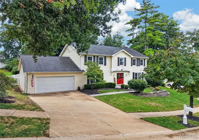 Photo 3 of Sale Pending at 14980 Claymont Ests Dr, Chesterfield, MO 63017 | MLS# MIS26058381 | Listing updated on 2026-09-29