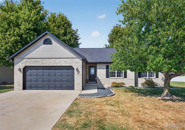 Single family home for sale at 85 Whistling Straits Dr, Highland, IL 62249 | MLS# MIS26058392