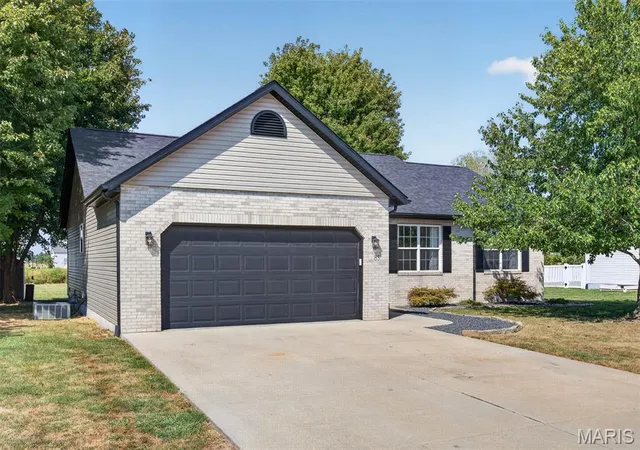 Photo 2 of Single family home for sale at 85 Whistling Straits Dr, Highland, IL 62249 | MLS# MIS26058392 | Listing updated on 2026-09-14