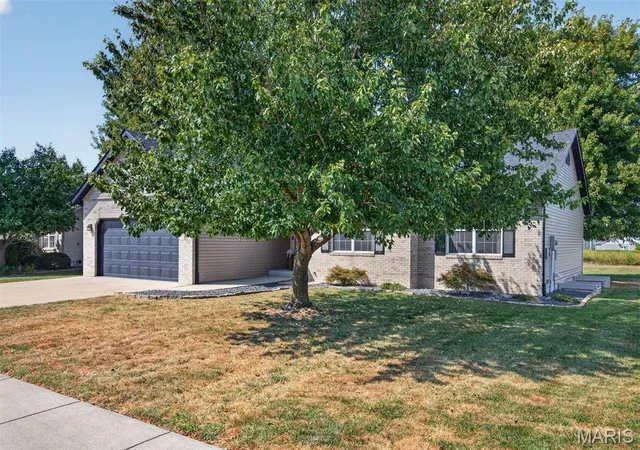 Photo 3 of Single family home for sale at 85 Whistling Straits Dr, Highland, IL 62249 | MLS# MIS26058392 | Listing updated on 2026-09-14