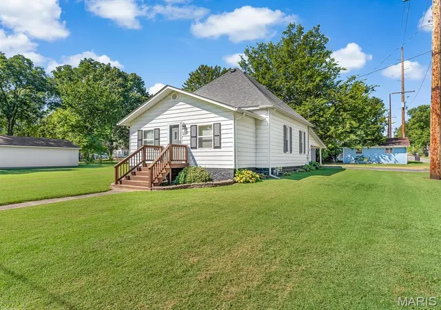 Photo 3 of Single family home for sale at 401 S 5th Street, Coulterville, IL 62237 | MLS# MIS26058395 | Listing updated on 2026-10-27