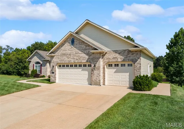 Photo 3 of Single family home for sale at 403 Willow Point Trl, O Fallon, IL 62269 | MLS# MIS26058398 | Listing updated on 2026-10-05