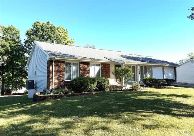 Photo 1 of Single family home for sale at 828 Country Hts Ct, Manchester, MO 63021 | MLS# MIS26058431 | Listing updated on 2026-10-07