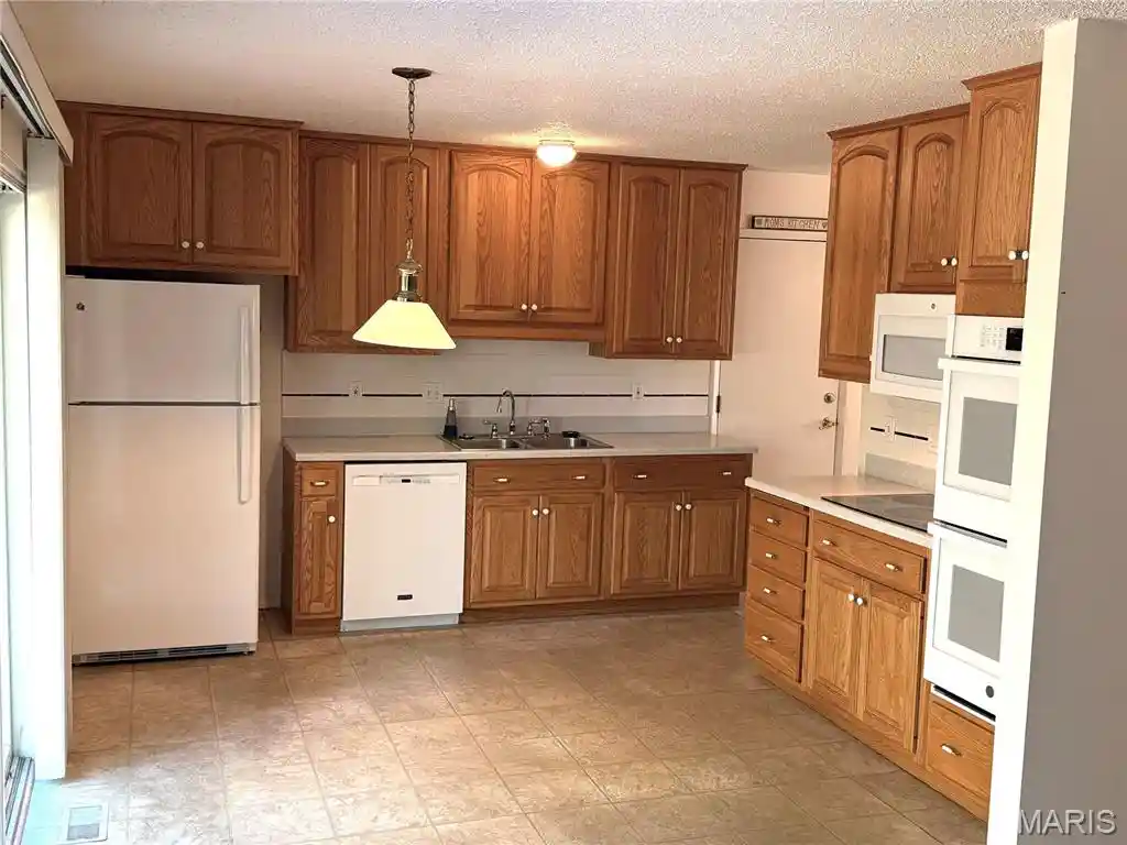 Photo 2 of Single family home for sale at 828 Country Hts Ct, Manchester, MO 63021 | MLS# MIS26058431 | Listing updated on 2026-10-07