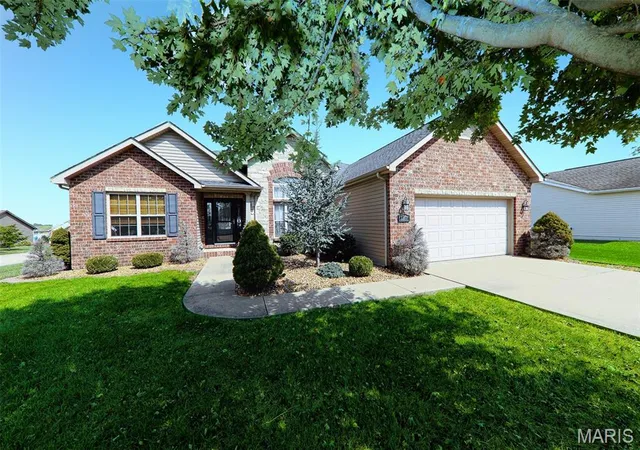 Single family home for sale at 5537 S Woods Manor Dr, Smithton, IL 62285 | MLS# MIS26058455