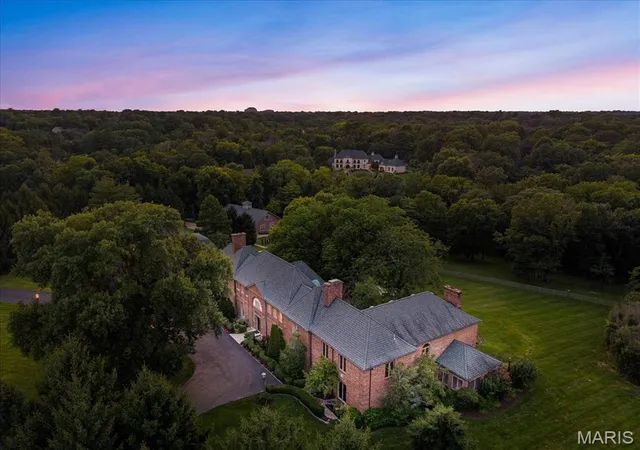Photo 3 of Mansion for sale at 19 Squires Ln, Saint Louis, MO 63131 | MLS# MIS26058460 | Listing updated on 2026-09-22