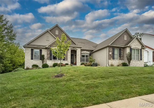 Photo 2 of Sale Pending at 101 Castlewood Ests Dr, O Fallon, MO 63368 | MLS# MIS26058462 | Listing updated on 2026-10-07
