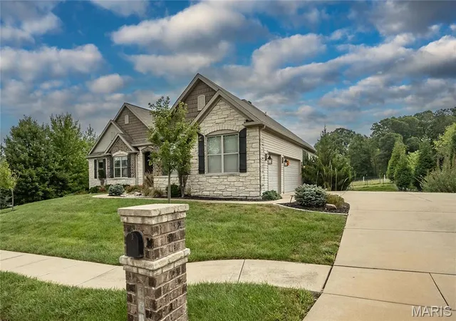 Photo 3 of Sale Pending at 101 Castlewood Ests Dr, O Fallon, MO 63368 | MLS# MIS26058462 | Listing updated on 2026-10-07
