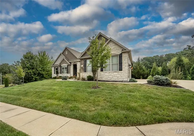 Photo 3 of Sale Pending at 101 Castlewood Ests Dr, O Fallon, MO 63368 | MLS# MIS26058462 | Listing updated on 2026-10-07