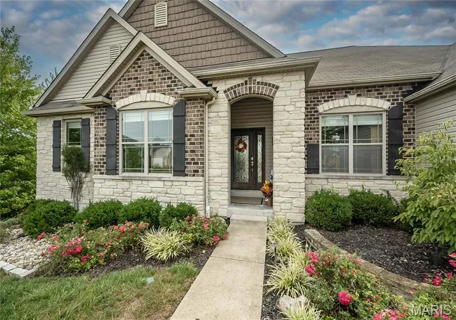Photo 4 of Sale Pending at 101 Castlewood Ests Dr, O Fallon, MO 63368 | MLS# MIS26058462 | Listing updated on 2026-10-07