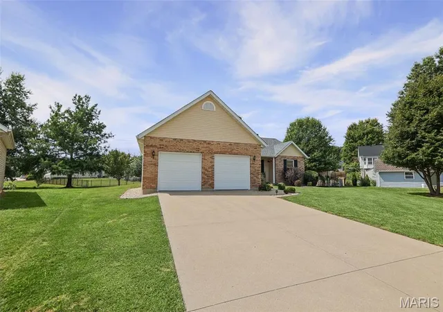 Photo 2 of Single family home for sale at 203 Kenrick Dr, Columbia, IL 62236 | MLS# MIS26058468 | Listing updated on 2026-10-10