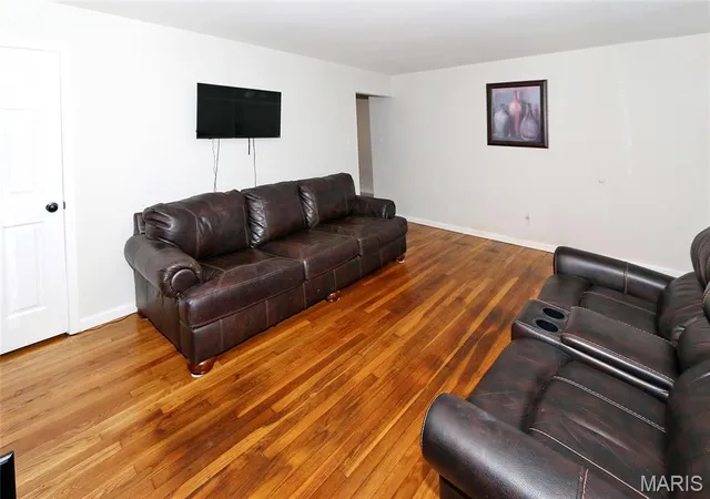 Photo 3 of Sale Pending at 6 Marveline Dr, Saint Charles, MO 63304 | MLS# MIS26058478 | Listing updated on 2026-09-20