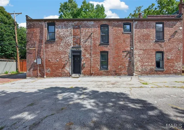 Photo 1 of Single family home for sale at 2023 Sidney St, Saint Louis, MO 63104 | MLS# MIS26058504 | Listing updated on 2026-09-17