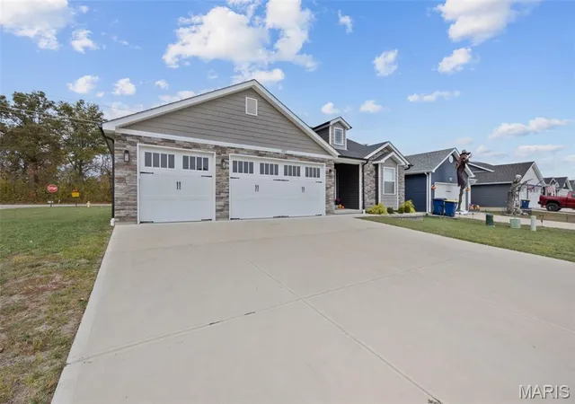 Photo 3 of Sale Pending at 1027 Watering Stone Ct, Pevely, MO 63070 | MLS# MIS26058517 | Listing updated on 2026-09-23