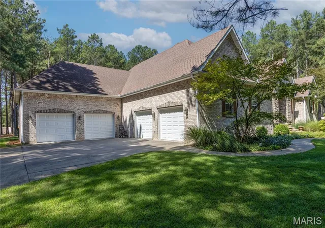 Photo 3 of Single family home for sale at 20 Deer Trl, Benton, MO 63736 | MLS# MIS26058528 | Listing updated on 2026-09-19