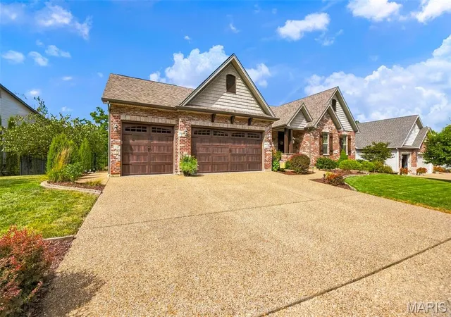 Photo 3 of Sale Pending at 423 Cottage Grv Dr, Wentzville, MO 63385 | MLS# MIS26058531 | Listing updated on 2026-09-20