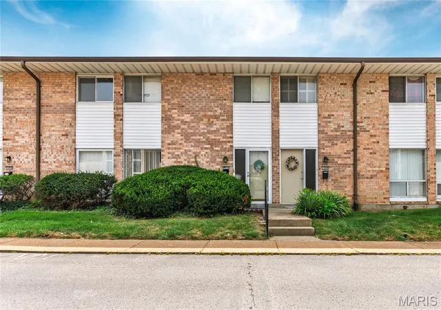 Listing Photo 2 - Condo for sale in building located at 10004 Sakura Dr, Saint Louis, MO 63128