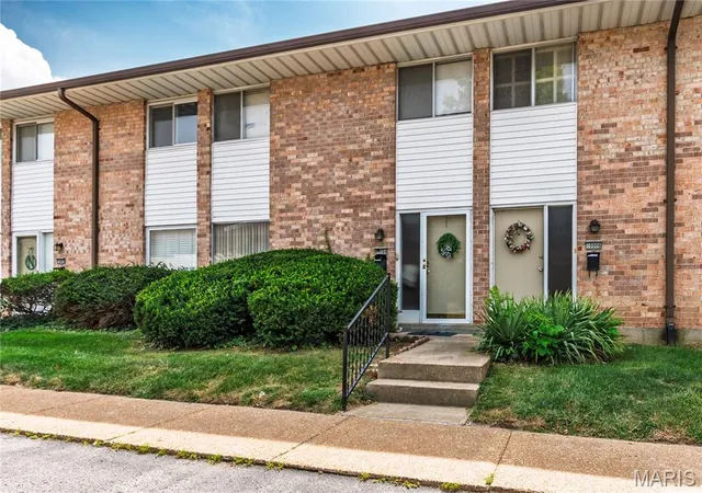 Listing Photo 3 - Condo for sale in building located at 10004 Sakura Dr, Saint Louis, MO 63128