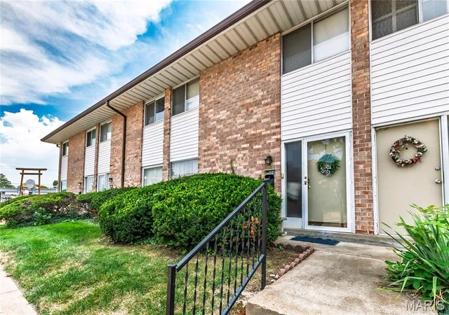 Listing Photo 4 - Condo for sale in building located at 10004 Sakura Dr, Saint Louis, MO 63128