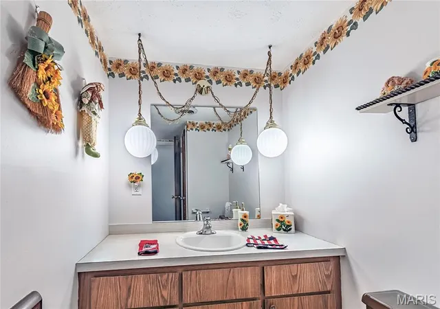 Listing Photo 5 - Condo for sale in building located at 10004 Sakura Dr, Saint Louis, MO 63128