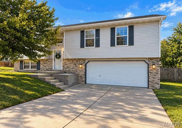 Single family home for sale at 17 Arbor Springs, Troy, IL 62294 | MLS# MIS26058554