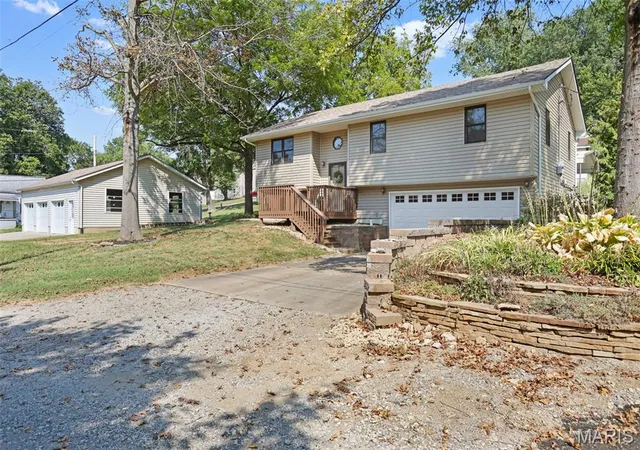 Photo 3 of Single family home for sale at 105 Perry St, Glen Carbon, IL 62034 | MLS# MIS26058555 | Listing updated on 2026-09-14