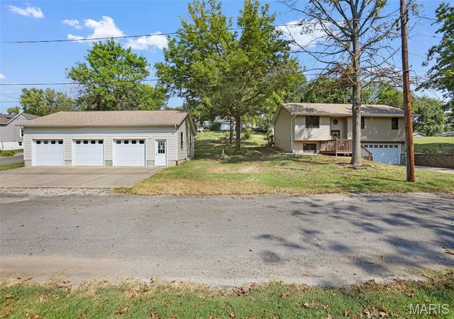 Photo 4 of Single family home for sale at 105 Perry St, Glen Carbon, IL 62034 | MLS# MIS26058555 | Listing updated on 2026-09-14