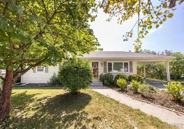 Single family home for sale at 524 Fleming St, Granite City, IL 62040 | MLS# MIS26058588