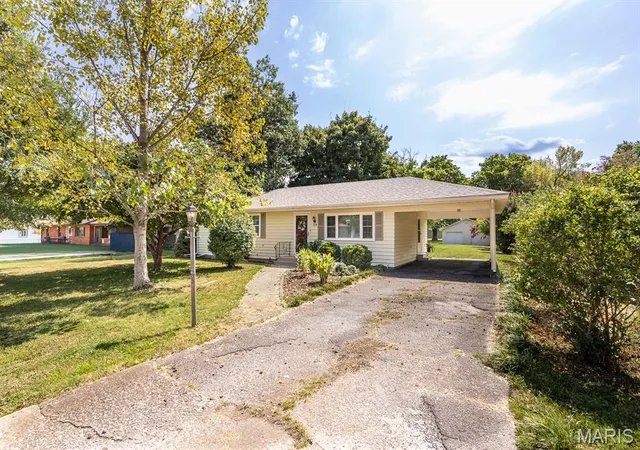 Photo 2 of Single family home for sale at 524 Fleming St, Granite City, IL 62040 | MLS# MIS26058588 | Listing updated on 2026-09-14