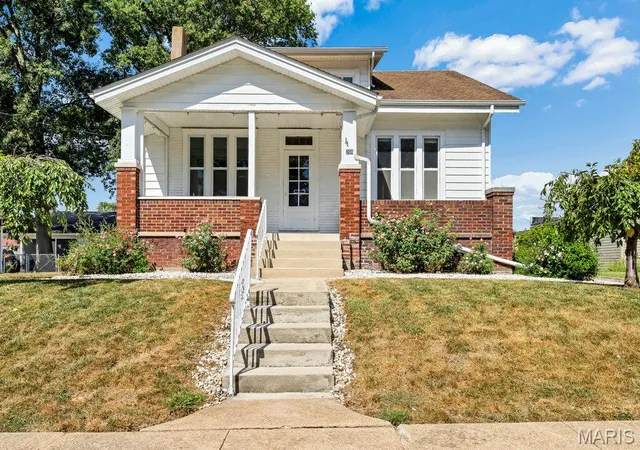 Photo 2 of Single family home for sale at 208 N Benton St, New Athens, IL 62264 | MLS# MIS26058604 | Listing updated on 2026-09-22