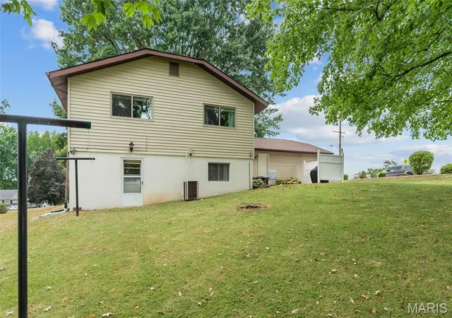 Photo 2 of Single family home for sale at 1 Buckingham Dr, Washington, MO 63090 | MLS# MIS26058606 | Listing updated on 2026-10-02