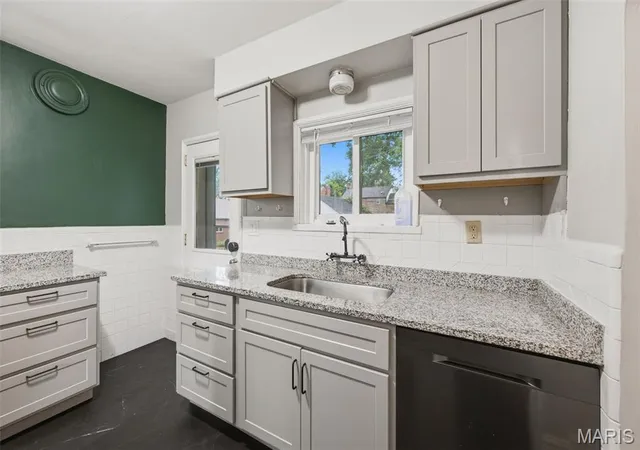Photo 3 of Single family home for sale at 7475 Shaftesbury Ave, Saint Louis, MO 63130 | MLS# MIS26058613 | Listing updated on 2026-10-02