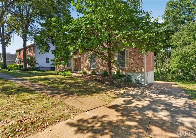 Photo 2 of Single family home for sale at 1573 Carman Valley Dr, Ballwin, MO 63021 | MLS# MIS26058618 | Listing updated on 2026-09-17