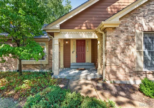 Photo 3 of Single family home for sale at 1573 Carman Valley Dr, Ballwin, MO 63021 | MLS# MIS26058618 | Listing updated on 2026-09-17