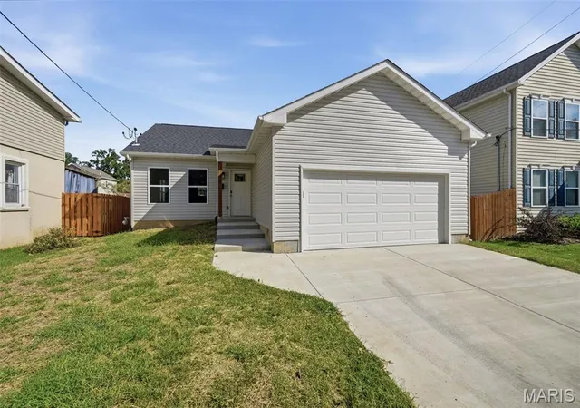 Photo 1 of Sale Pending at 125 E Arlee Ave, Saint Louis, MO 63125 | MLS# MIS26058645 | Listing updated on 2026-10-06