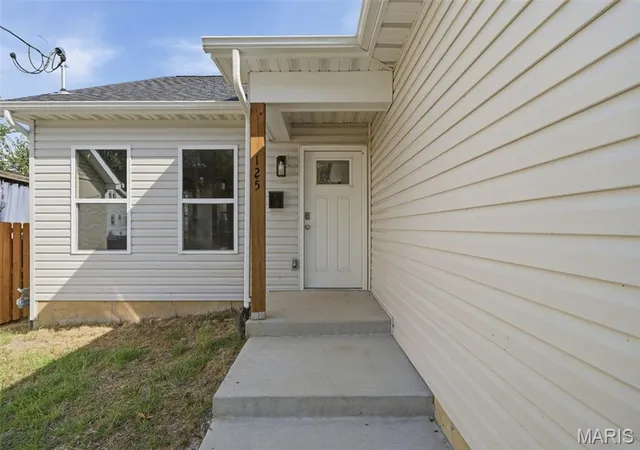 Photo 2 of Sale Pending at 125 E Arlee Ave, Saint Louis, MO 63125 | MLS# MIS26058645 | Listing updated on 2026-10-06