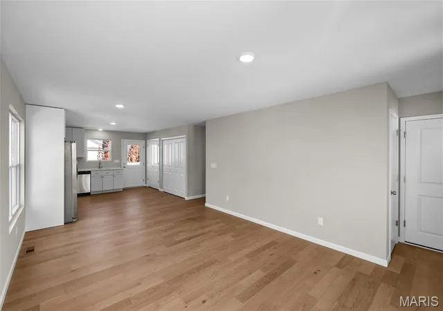 Photo 3 of Sale Pending at 125 E Arlee Ave, Saint Louis, MO 63125 | MLS# MIS26058645 | Listing updated on 2026-10-06