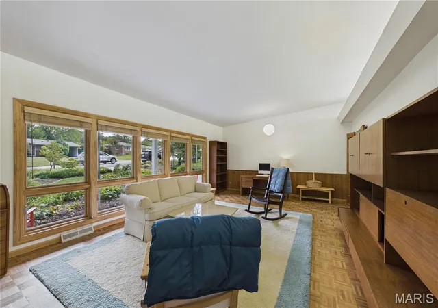 Photo 2 of Sale Pending at 1139 Indian Meadows Dr, Saint Louis, MO 63132 | MLS# MIS26058666 | Listing updated on 2026-10-21