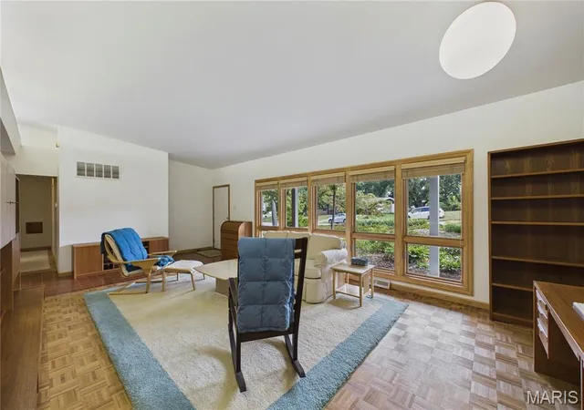 Photo 3 of Sale Pending at 1139 Indian Meadows Dr, Saint Louis, MO 63132 | MLS# MIS26058666 | Listing updated on 2026-10-21
