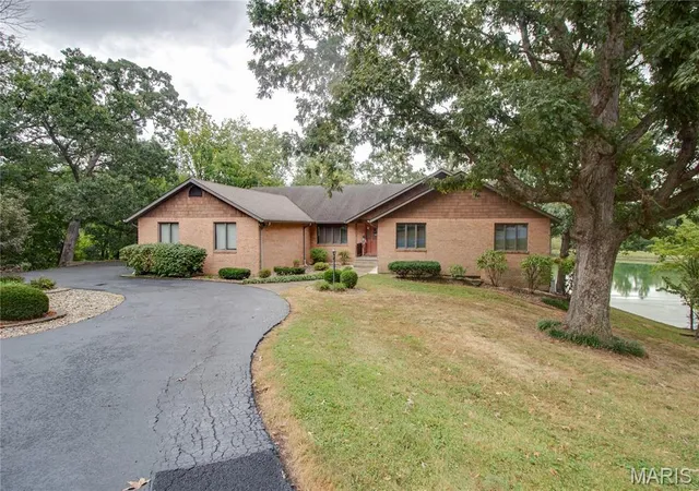 Photo 99 of Single family home for sale at 106 Lake Dr, Alton, IL 62002 | MLS# MIS26058697 | Listing updated on 2026-09-14