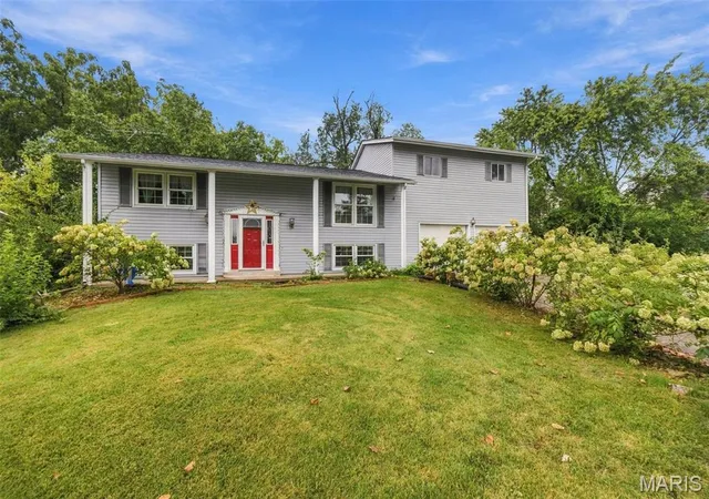 Photo 2 of Sale Pending at 1301 Drummond Ct, Saint Charles, MO 63303 | MLS# MIS26058721 | Listing updated on 2026-09-22