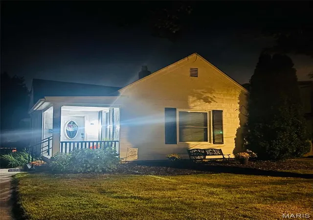 Photo 3 of Single family home for sale at 834 Douglas St, Alton, IL 62002 | MLS# MIS26058730 | Listing updated on 2026-10-06