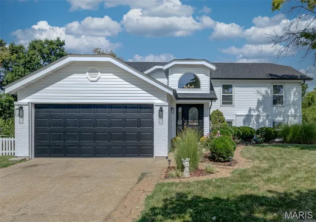 Photo 2 of Single family home for sale at 307 Twistedoak Ct, Ballwin, MO 63021 | MLS# MIS26058741 | Listing updated on 2026-09-12